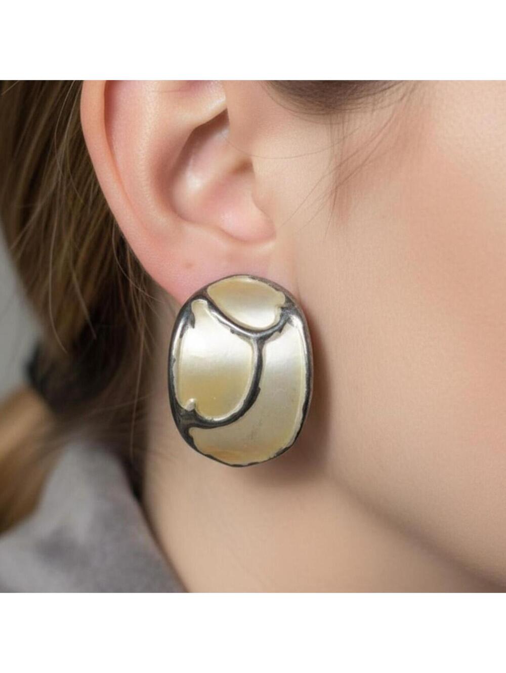 EARRINGS VTG Vintage Beige Enamel Swirl Metal Gold Tone Earrings Huggie